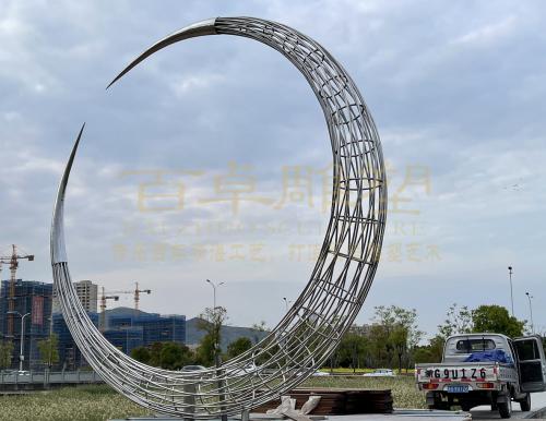 不锈钢镂空月亮雕塑